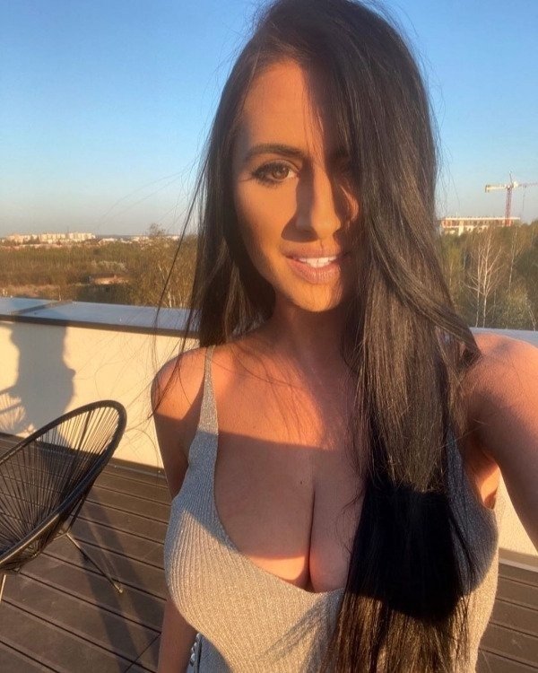 Busty Girls (65 pics)