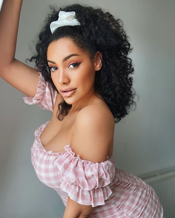 Busty Girls (65 pics)