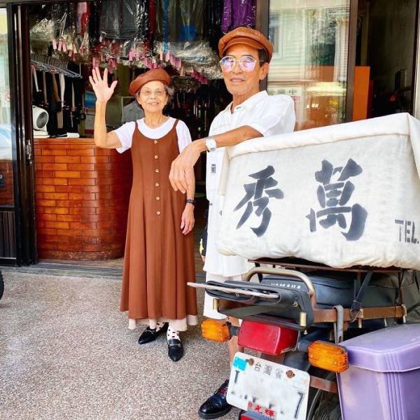 Taiwanese Couple Poses In Forgotten Clients Clothes From Laundry (25 pics)