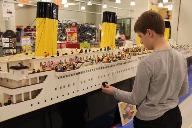 The World's Largest Titanic LEGO Model Built From 56 Thousand Bricks (25 pics)