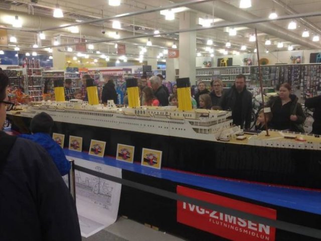The World's Largest Titanic LEGO Model Built From 56 Thousand Bricks (25 pics)