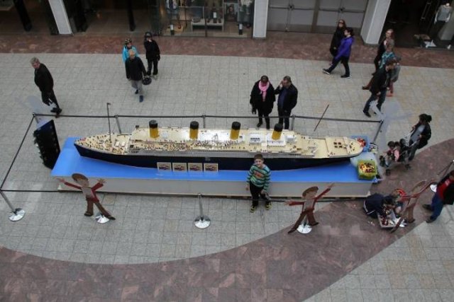 The World's Largest Titanic LEGO Model Built From 56 Thousand Bricks (25 pics)