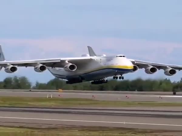 The Biggest Airplane In The World Antanov AN225 Making A Landing
