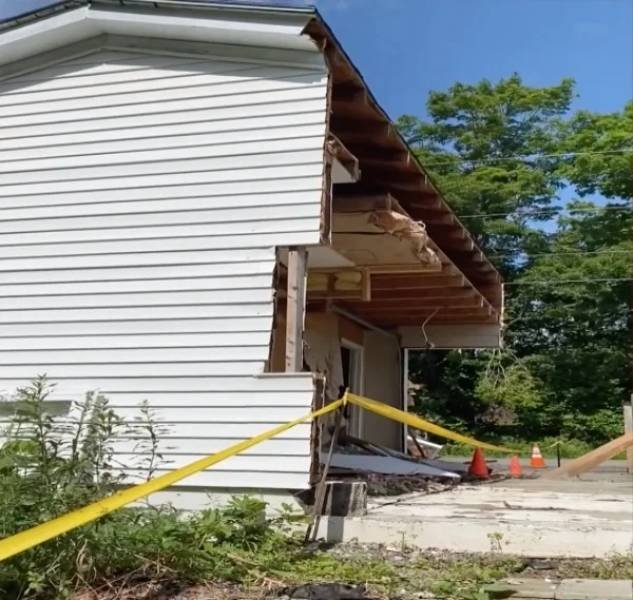Property Dispute: Man Got Half Of His Neighbors Garage (9 pics)