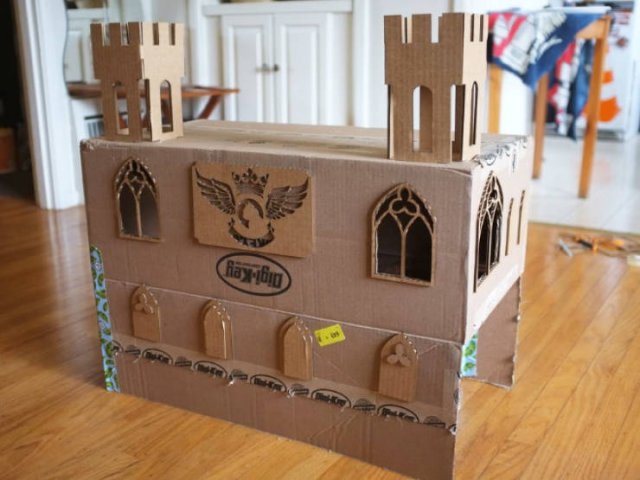 Cats In Cardboard Forts (22 pics)