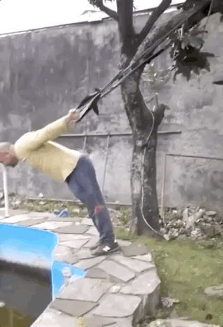 People Doing Stupid Things (20 gifs)