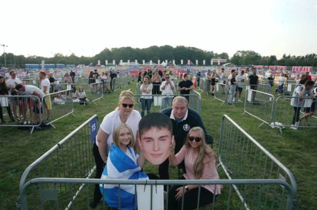 First Socially Distanced Concert In The World (10 pics)