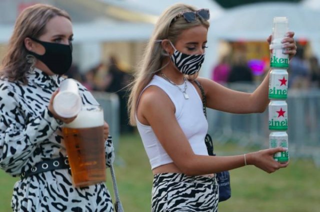 First Socially Distanced Concert In The World (10 pics)