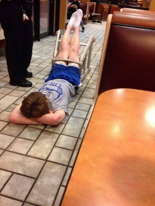 People Doing Stupid Things (30 pics)