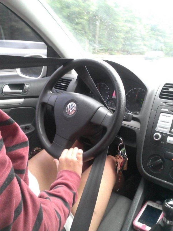 People Doing Stupid Things (30 pics)