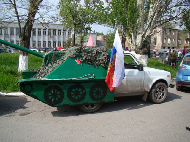 Russians And Their Tanks-Cars (24 pics)