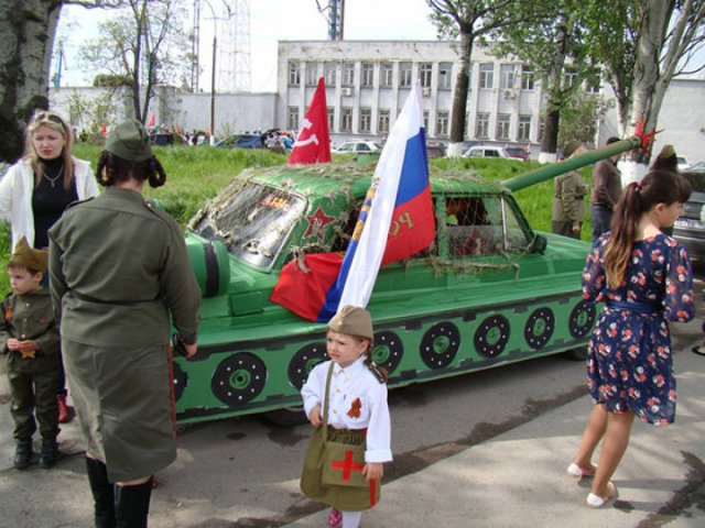 Russians And Their Tanks-Cars (24 pics)