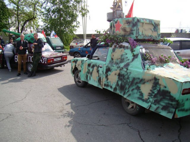 Russians And Their Tanks-Cars (24 pics)