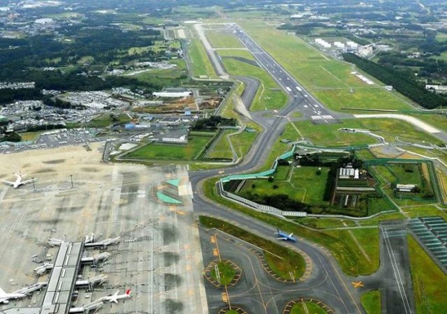 Japanese Farmer That Lives In The Middle Of An Airport (6 pics)