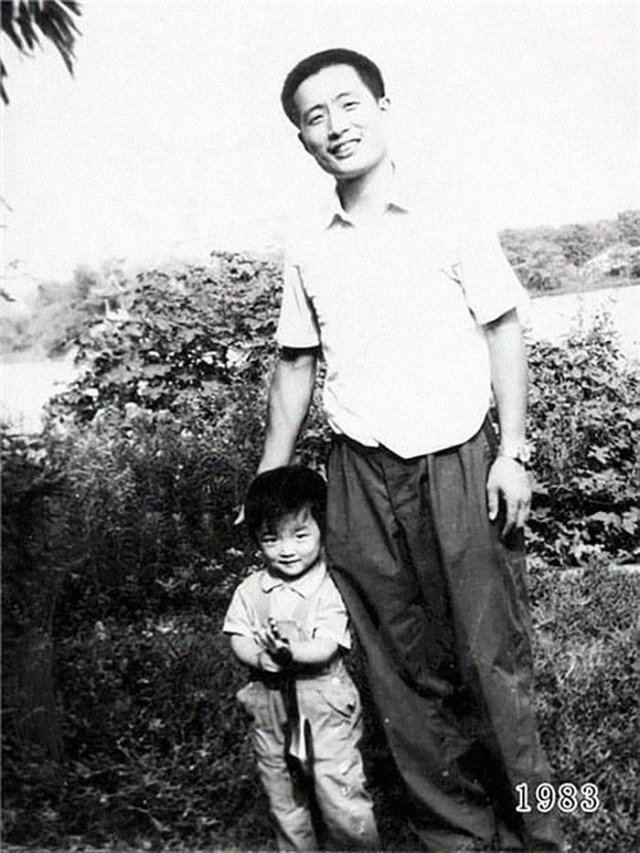 Dad And Daughter Take The Same Photo During 40 Years (41 pics)