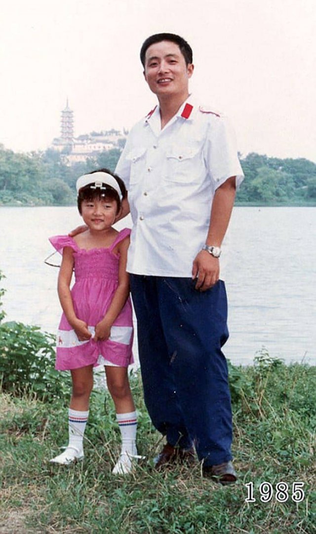 Dad And Daughter Take The Same Photo During 40 Years (41 pics)