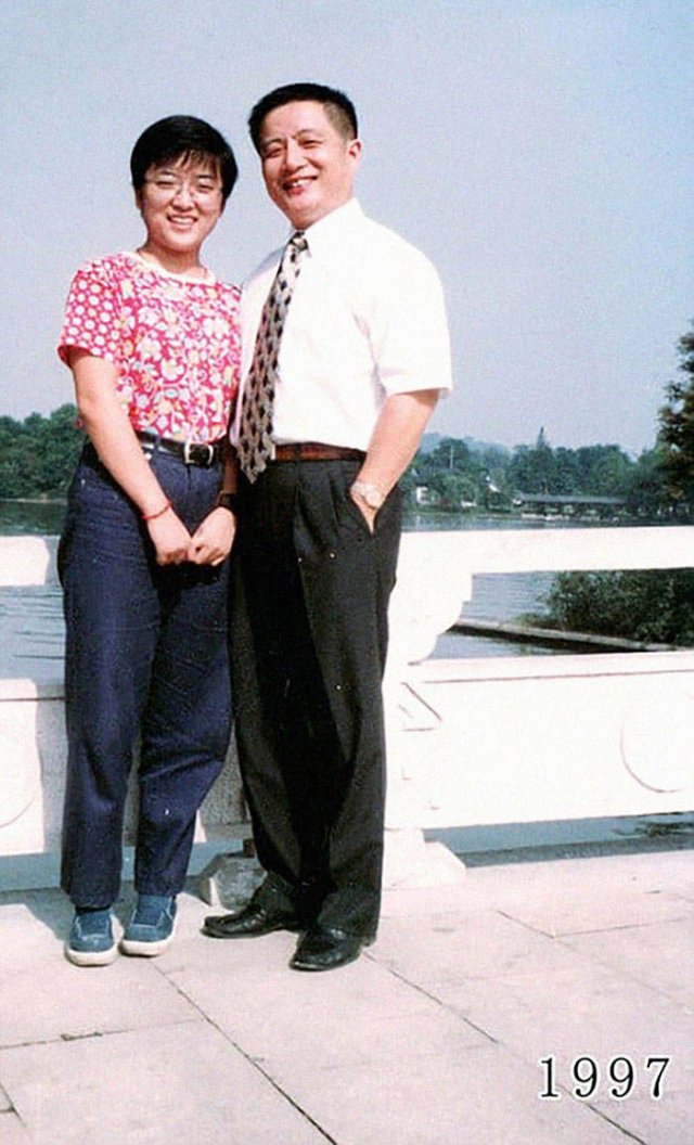 Dad And Daughter Take The Same Photo During 40 Years (41 pics)