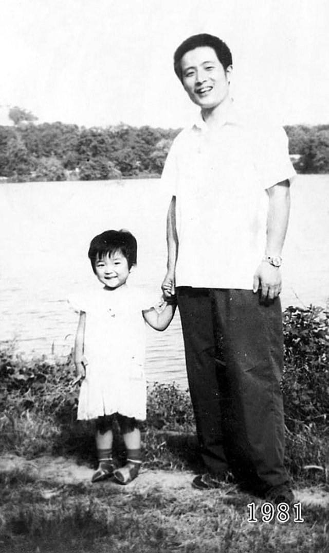 Dad And Daughter Take The Same Photo During 40 Years (41 pics)
