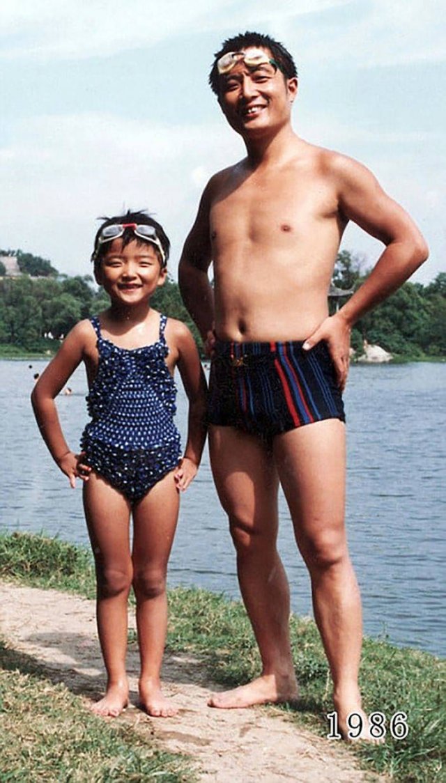 Dad And Daughter Take The Same Photo During 40 Years (41 pics)
