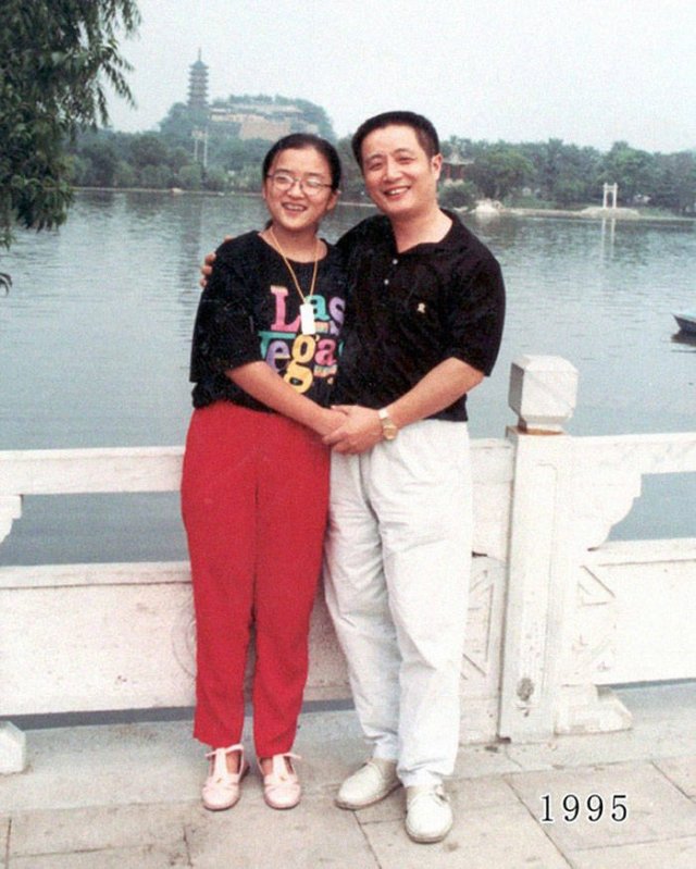 Dad And Daughter Take The Same Photo During 40 Years (41 pics)