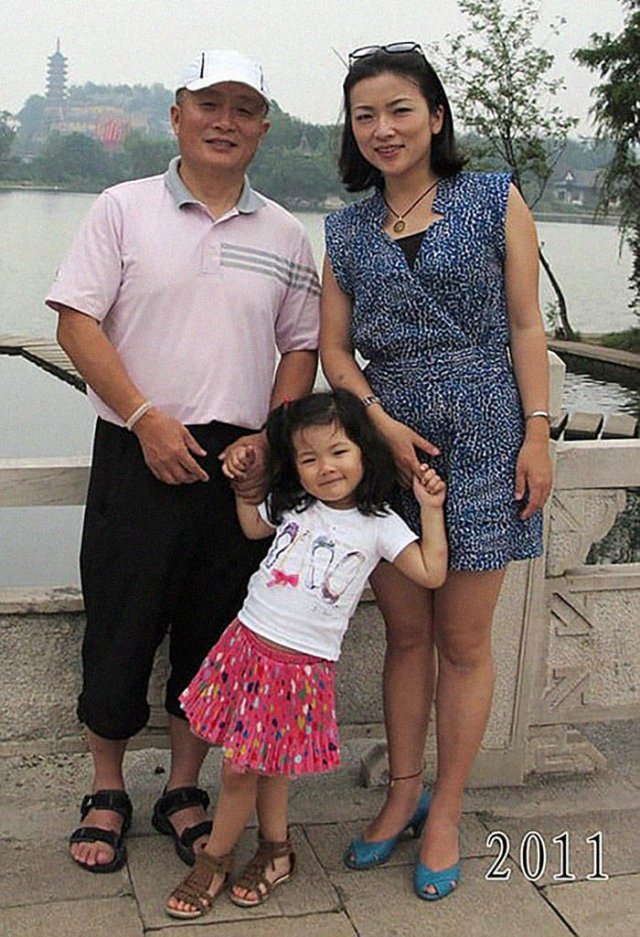 Dad And Daughter Take The Same Photo During 40 Years (41 pics)