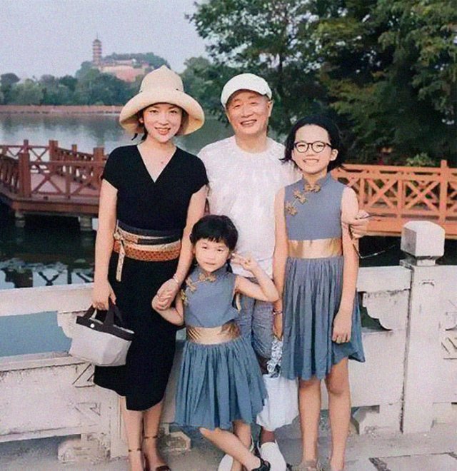 Dad And Daughter Take The Same Photo During 40 Years (41 pics) Dad And Daughter Take The Same Photo During 40 Years (41 pics)