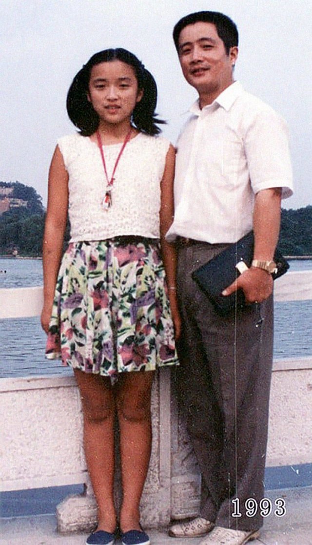Dad And Daughter Take The Same Photo During 40 Years (41 pics)