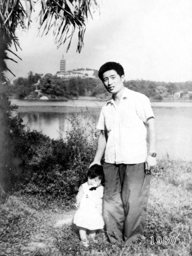 Dad And Daughter Take The Same Photo During 40 Years (41 pics)