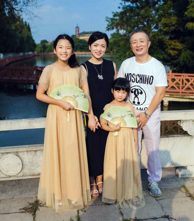 Dad And Daughter Take The Same Photo During 40 Years (41 pics) Dad And Daughter Take The Same Photo During 40 Years (41 pics)