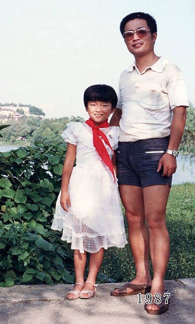 Dad And Daughter Take The Same Photo During 40 Years (41 pics)