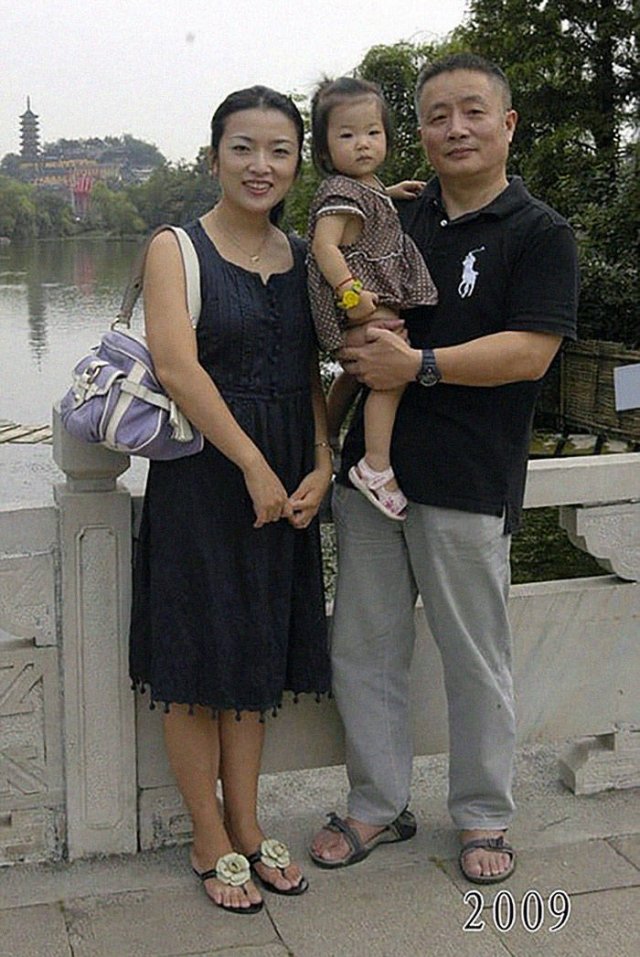 Dad And Daughter Take The Same Photo During 40 Years (41 pics)