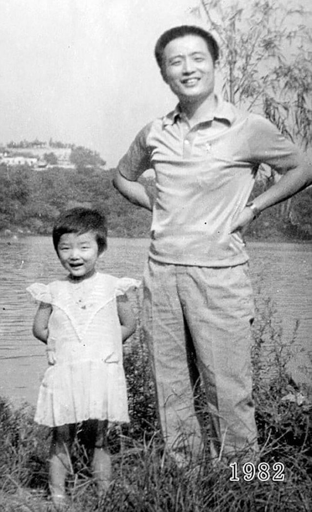 Dad And Daughter Take The Same Photo During 40 Years (41 pics)