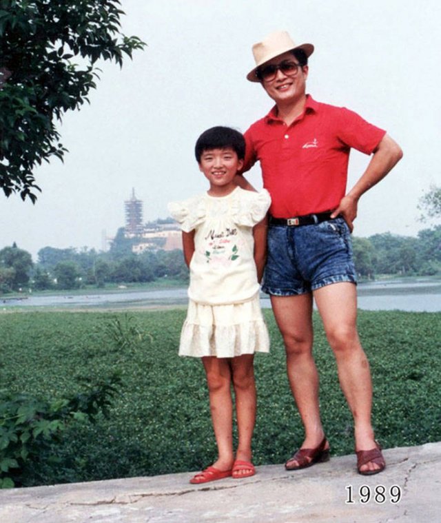 Dad And Daughter Take The Same Photo During 40 Years (41 pics)