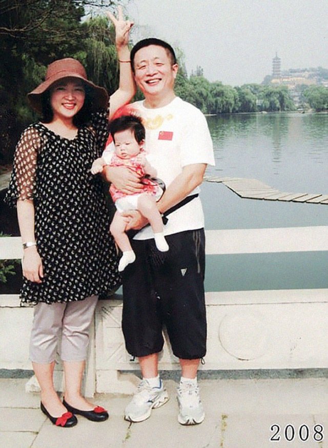 Dad And Daughter Take The Same Photo During 40 Years (41 pics)