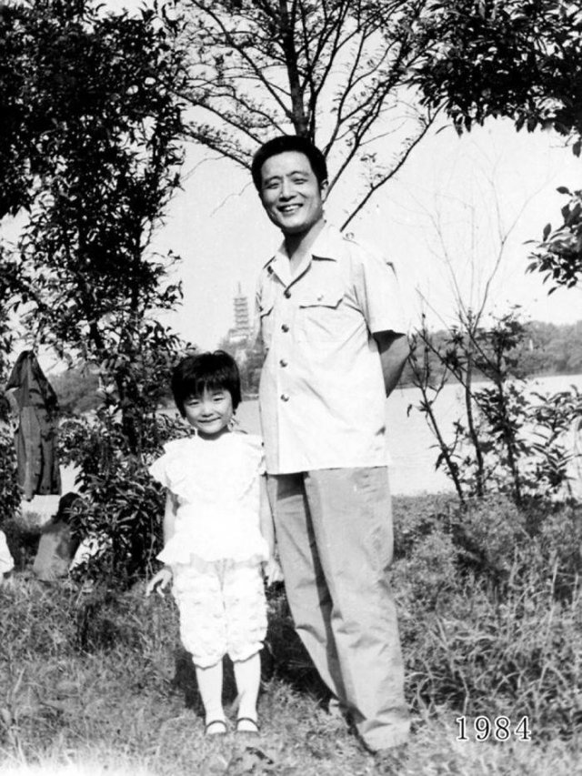 Dad And Daughter Take The Same Photo During 40 Years (41 pics)