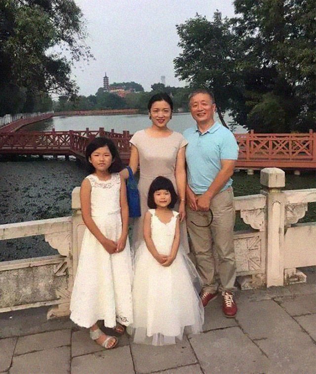 Dad And Daughter Take The Same Photo During 40 Years (41 pics) Dad And Daughter Take The Same Photo During 40 Years (41 pics)