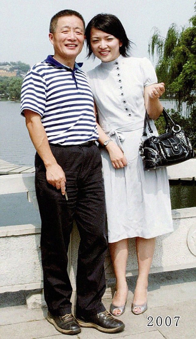 Dad And Daughter Take The Same Photo During 40 Years (41 pics)