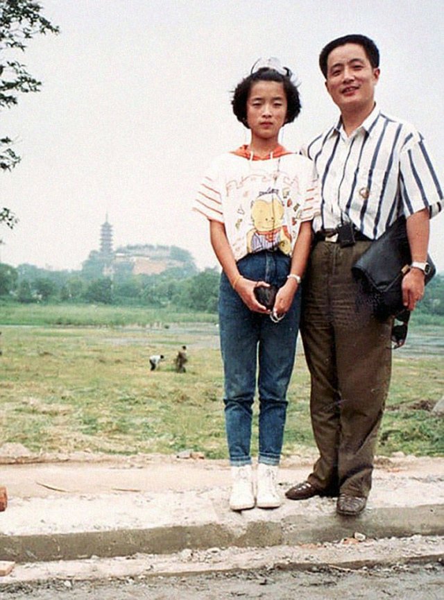 Dad And Daughter Take The Same Photo During 40 Years (41 pics)