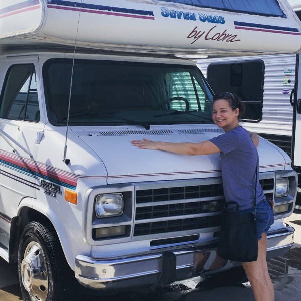 Woman Transformed Old 1995 Chevrolet Seven Seas Cobra Into A Home (21 pics)