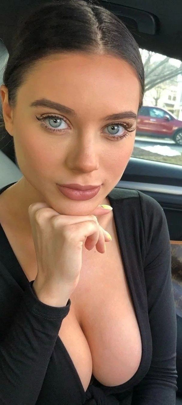 Busty Girls (63 pics)