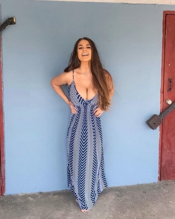 Busty Girls (63 pics)