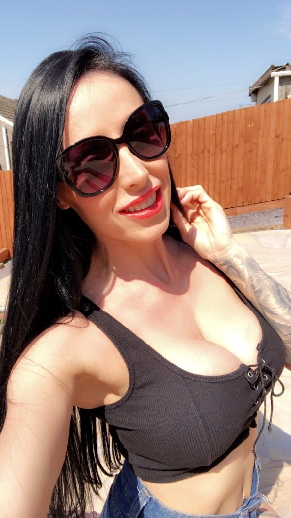 Busty Girls (63 pics)