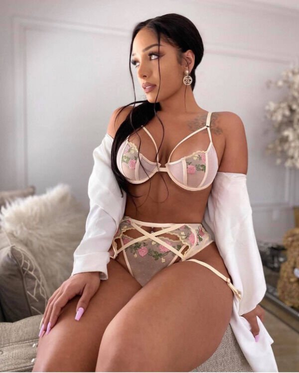 Girls In Lingerie (44 pics)