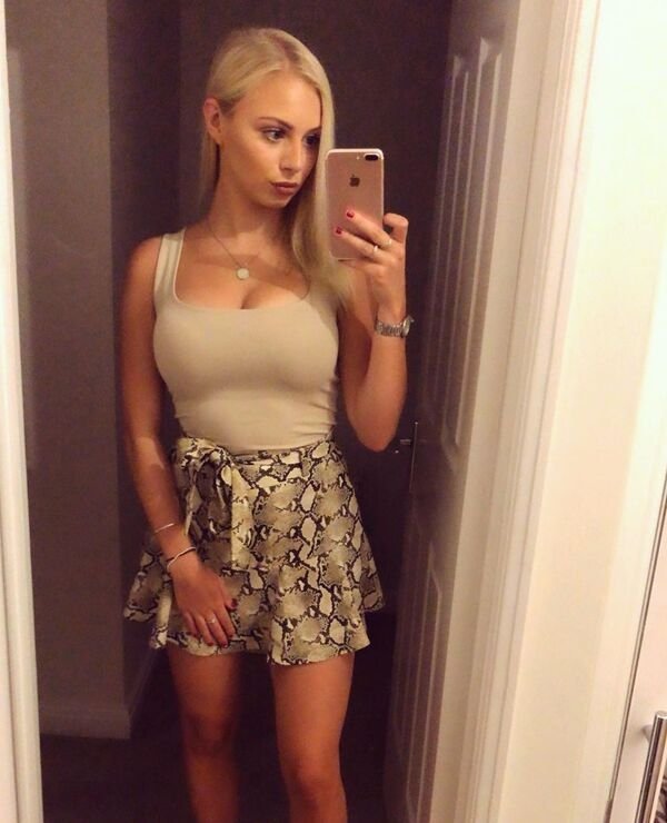 Busty Girls (63 pics)