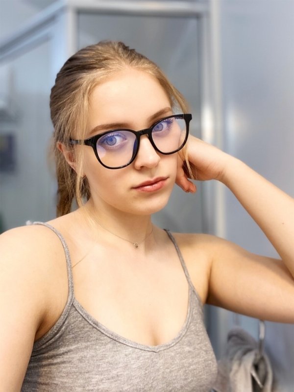 Girls In Glasses (34 pics)