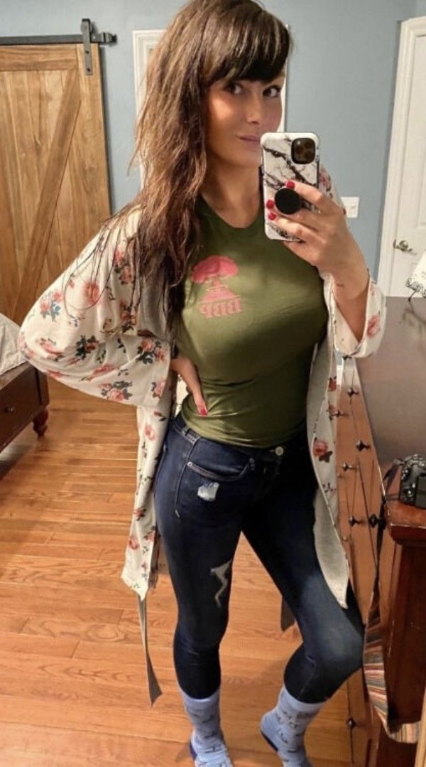 Busty Girls (68 pics)