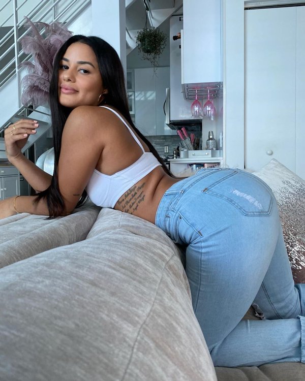 Girls In Denim (38 pics)