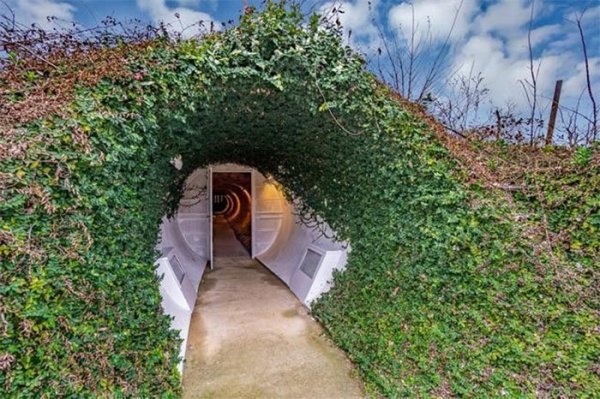 Amazing Underground House In Texas (22 pics)