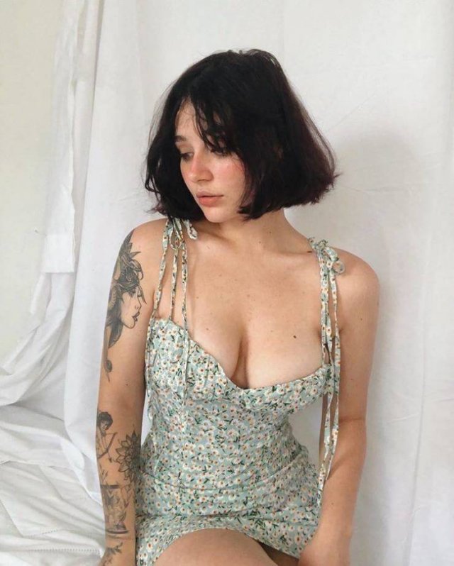 Busty Girls (57 pics)