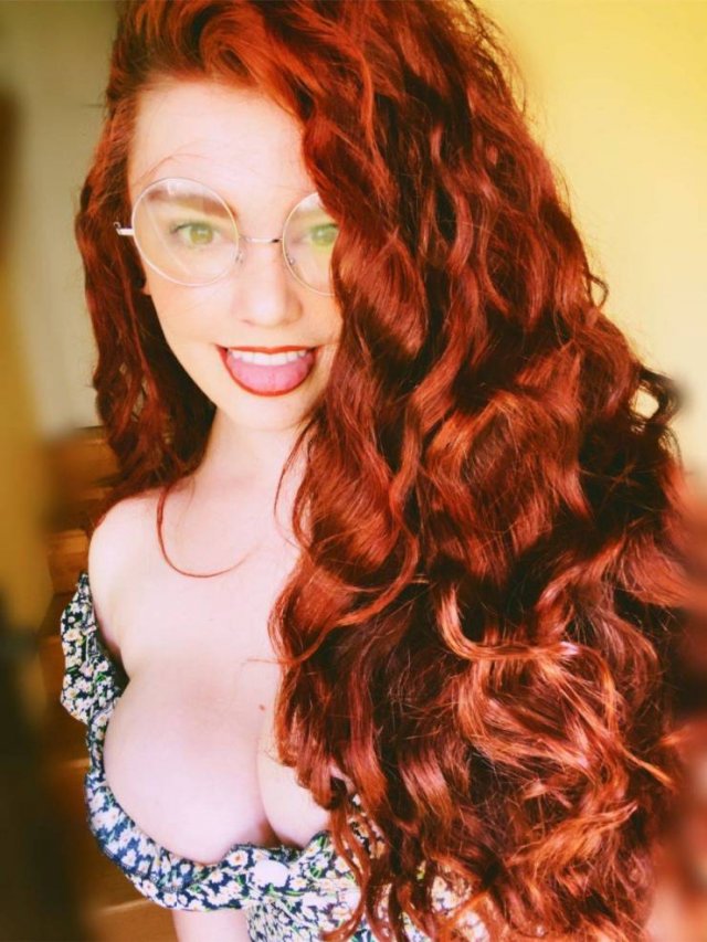 Busty Girls (57 pics)